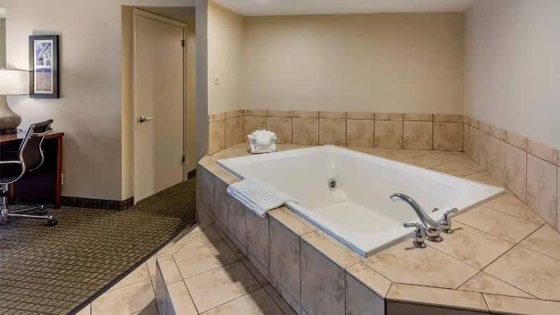 In-room hot tub at Comfort Inn & Suites Rochelle in Rochelle, IL
