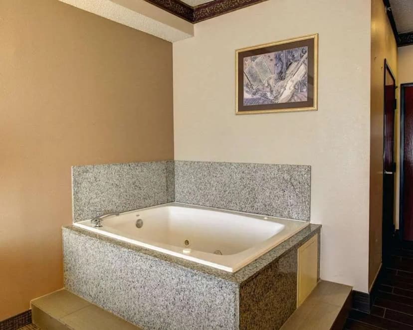 Hotels with jacuzzi in room in Seguin