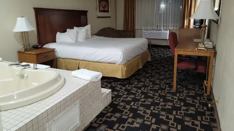 Hotels with jacuzzi in room in Shakopee