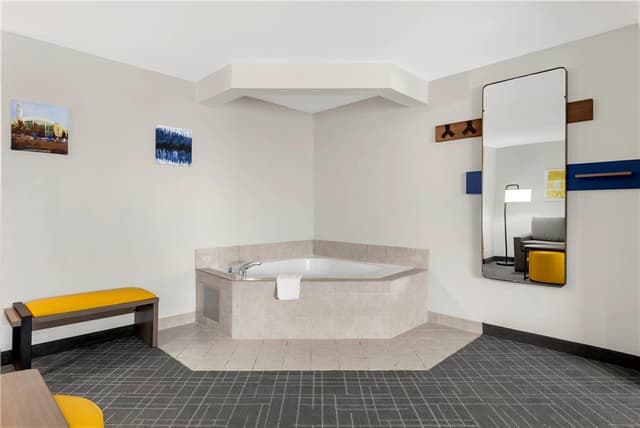 Jetted bathtub