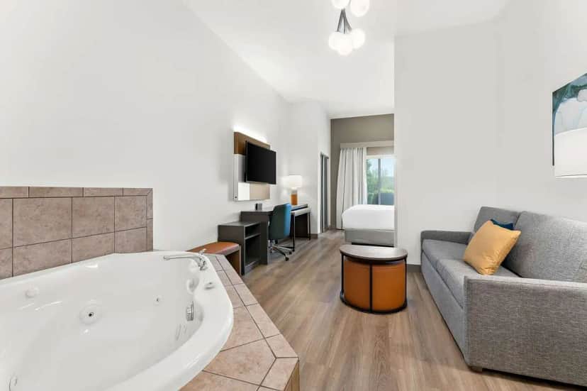 Comfort Inn & Suites Tunkhannock — suite