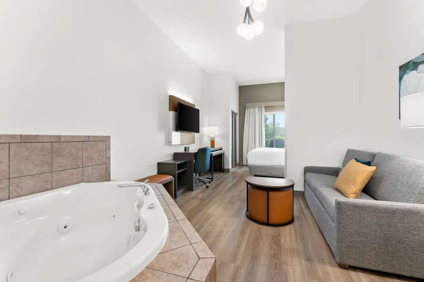 Hotels with jacuzzi in room in Tunkhannock