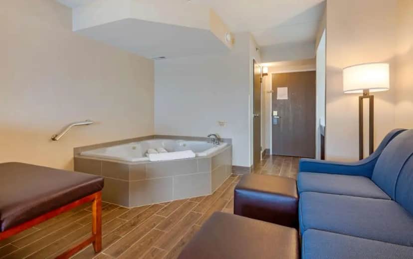 Comfort Inn and Suites Wilkes Barre – Arena — suite