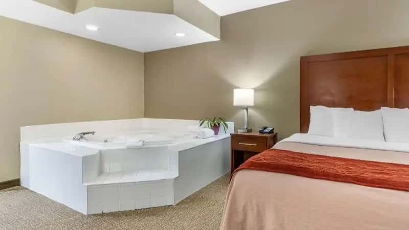 In-room hot tub at Comfort Inn Blythewood in Blythewood, SC