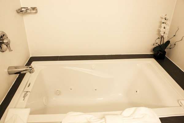 Jetted bathtub