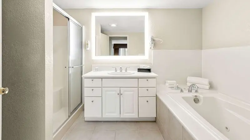 Hotels with jacuzzi in room in Chula Vista