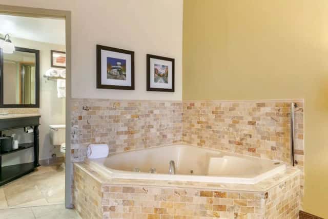Jetted bathtub at Comfort Inn Downtown