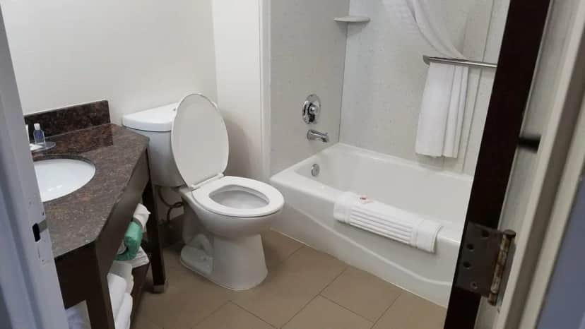 Deep soaking bathtub at Comfort Inn Downtown Charleston