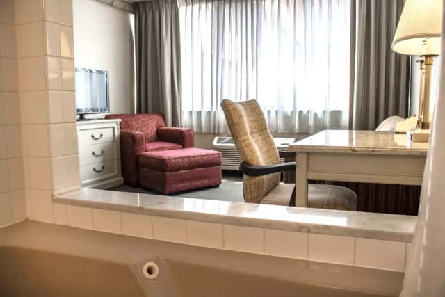 Deep soaking bathtub
