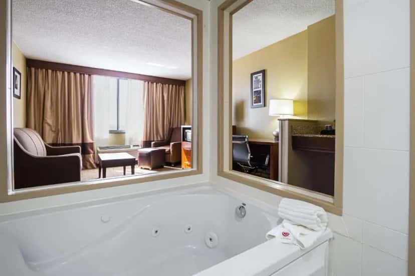In-room hot tub at Comfort Inn Downtown in Cleveland, OH