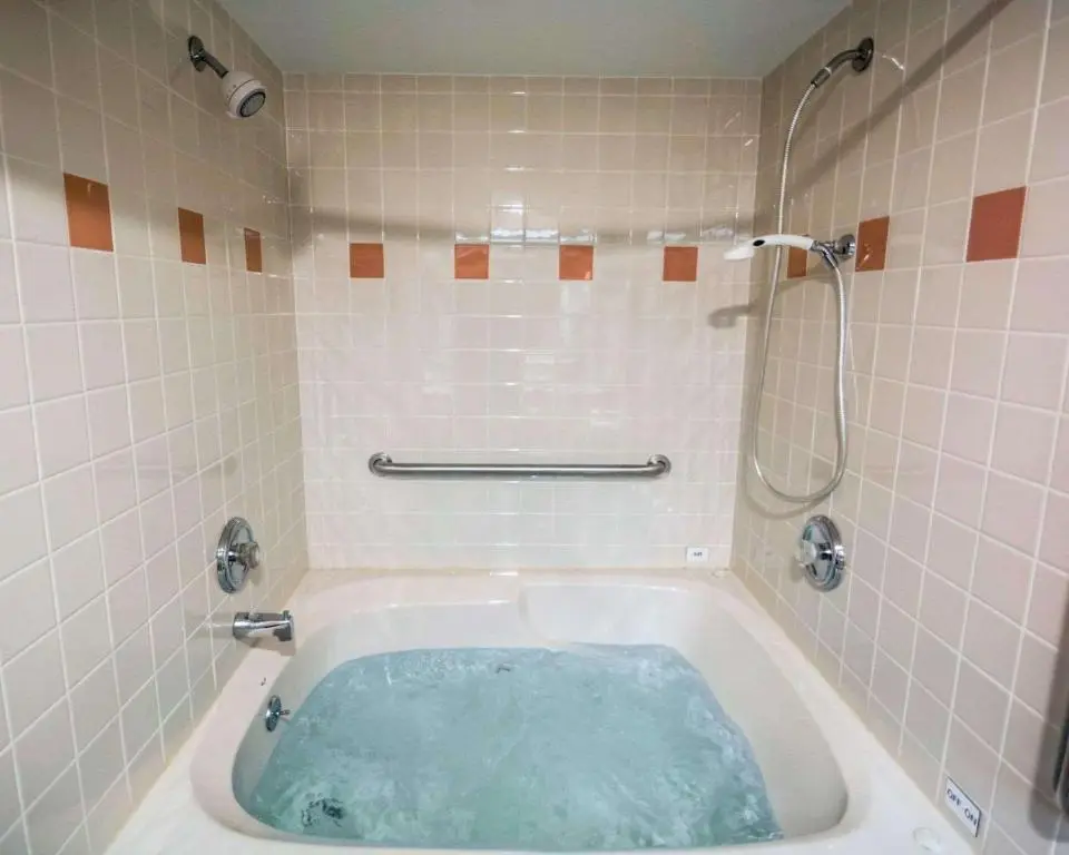 Hotels with jacuzzi in room in Van Buren