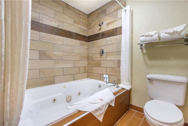 Jetted bathtub