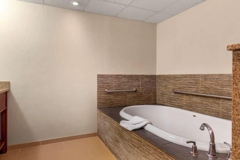 Hotels with jacuzzi in room in Foxborough