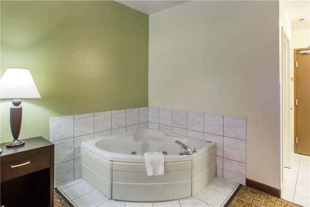 Jetted bathtub at Comfort Inn Franklin Highway 96