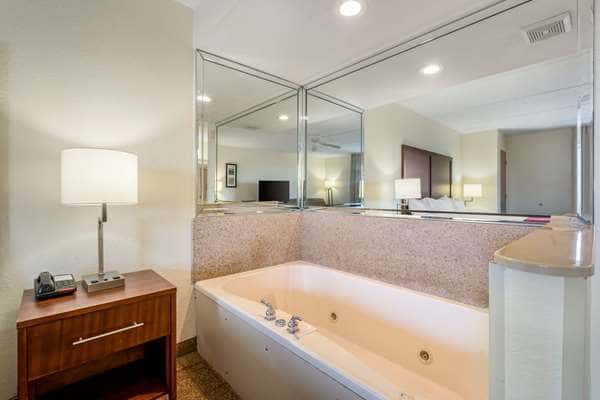 Jetted bathtub