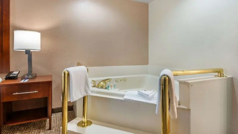 Hotels with jacuzzi in room in Exit 172