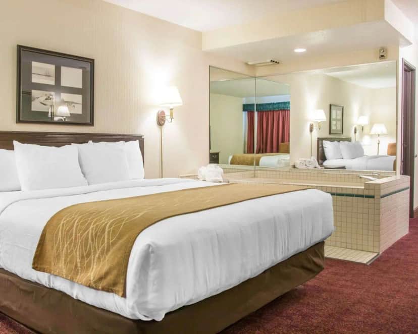 Private in-room jacuzzi tub at Comfort Inn Lakeside