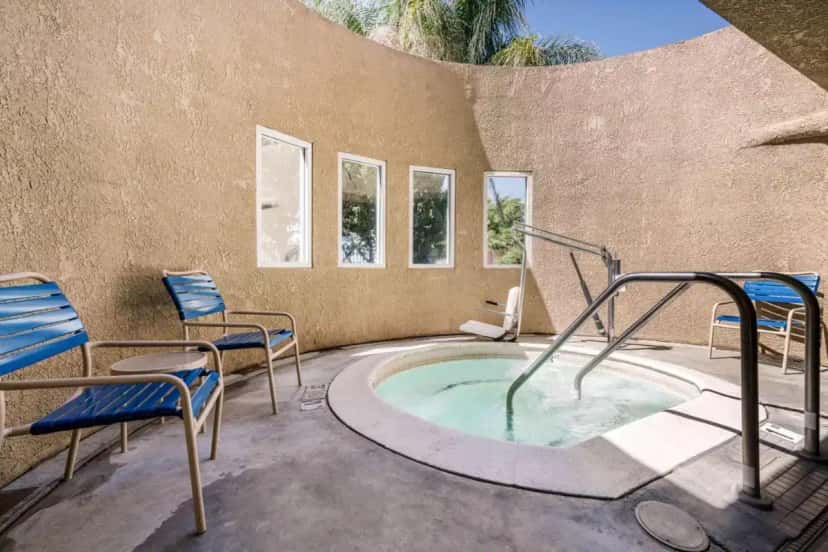 In-room hot tub at Comfort Inn Lathrop Stockton Airport in Lathrop, CA