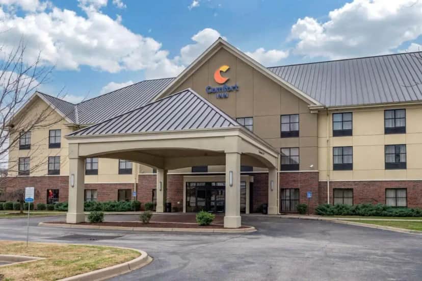 a front view of a cranberry hotel at Comfort Inn Louisville Southwest in Louisville