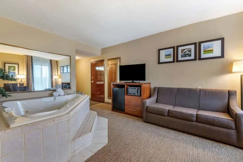 In-room hot tub at Comfort Inn Madison in Madison, IN