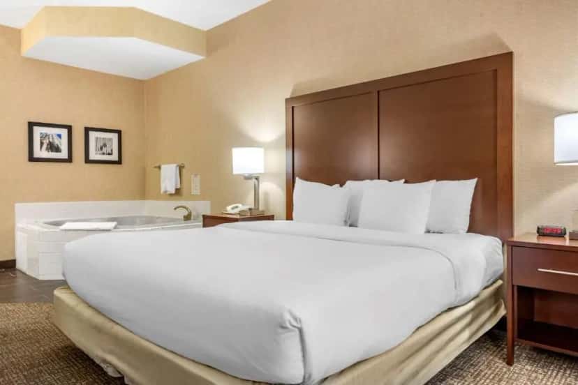 In-room hot tub at Comfort Inn Meadowlands in Washington, PA
