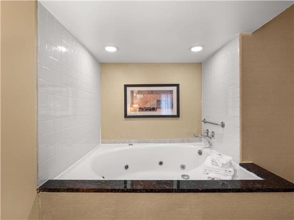 Hotels with jacuzzi in room in Michigan