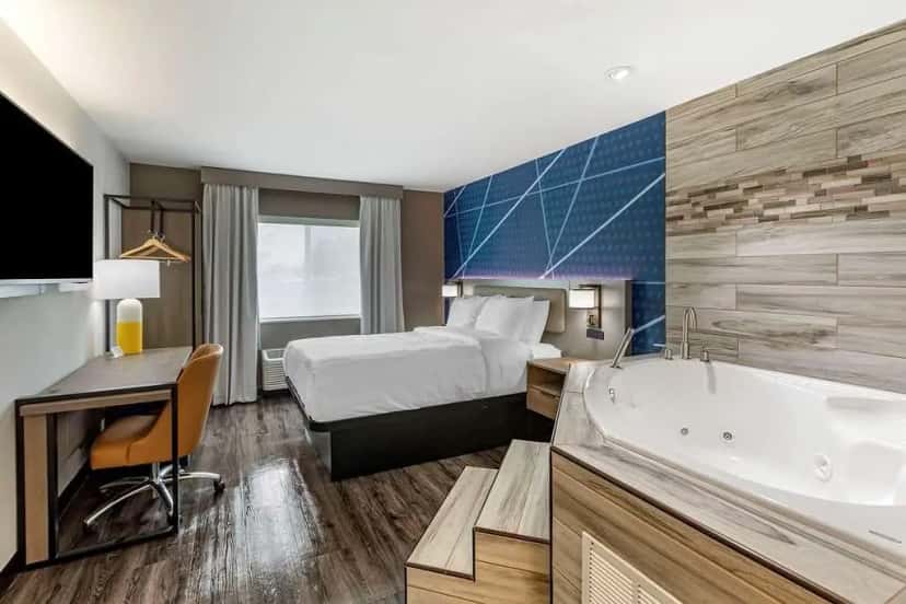 In-room hot tub at Comfort Inn Mount Pleasant – Racine in Racine, WI