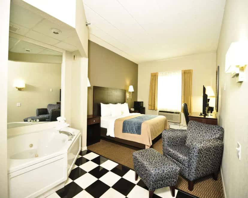 In-room hot tub at Comfort Inn Sandusky in Sandusky, OH