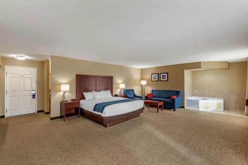 Comfort Inn Suites Jackson – West Bend — suite