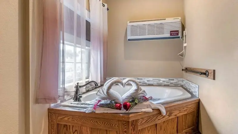 Hotels with jacuzzi in room in Warrensburg