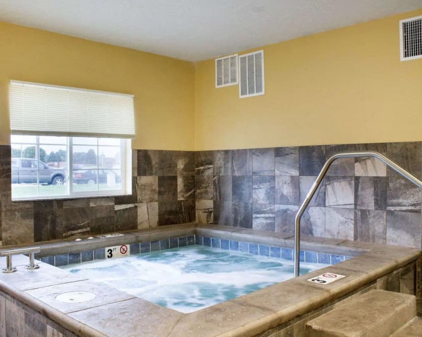 Hotels with jacuzzi in room in Yankton