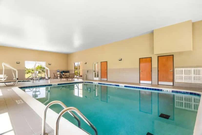 In-room hot tub at Comfort Suites in Mount Vernon, IL