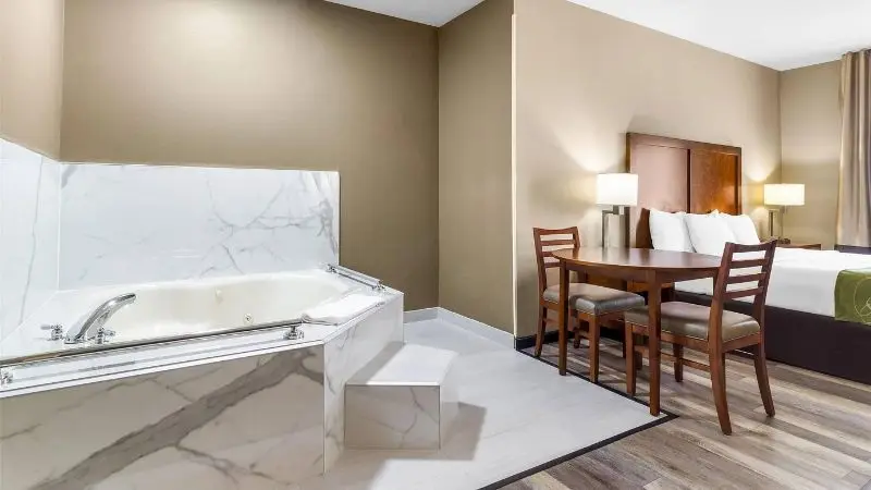 In-room hot tub at Comfort Suites in Mount Vernon, IL