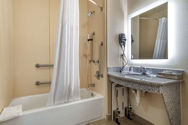 Deep soaking bathtub