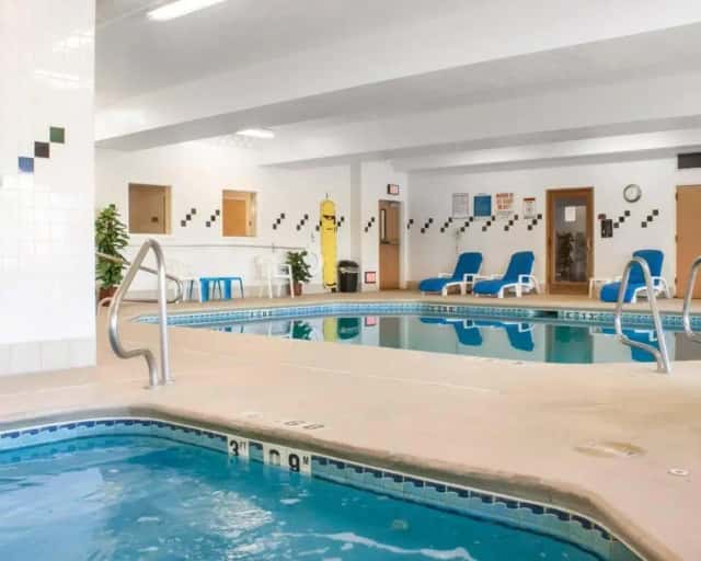 Comfort Suites Airport — guest room