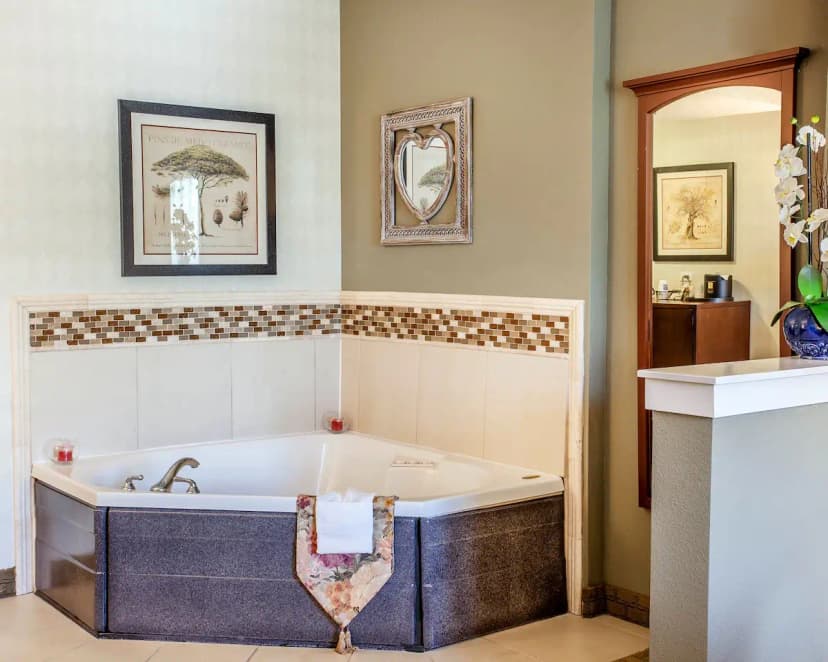 Hotels with jacuzzi in room in Tukwila