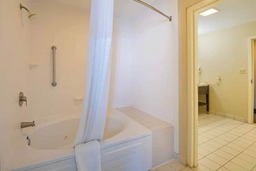 Comfort Suites Beachside — suite