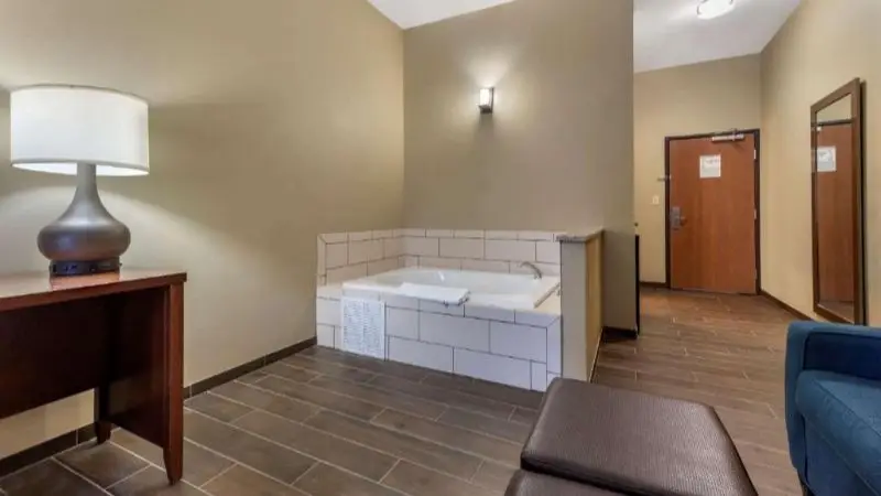 Comfort Suites Bridgeport – Clarksburg — suite