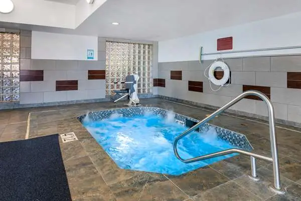 Hotels with jacuzzi in room in Englewood