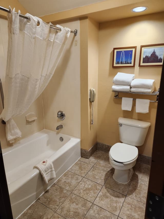 Deep soaking bathtub