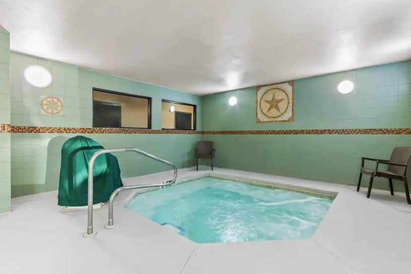 a jacuzzi tub in a room with a green wall at Comfort Suites El Paso West in Montoya