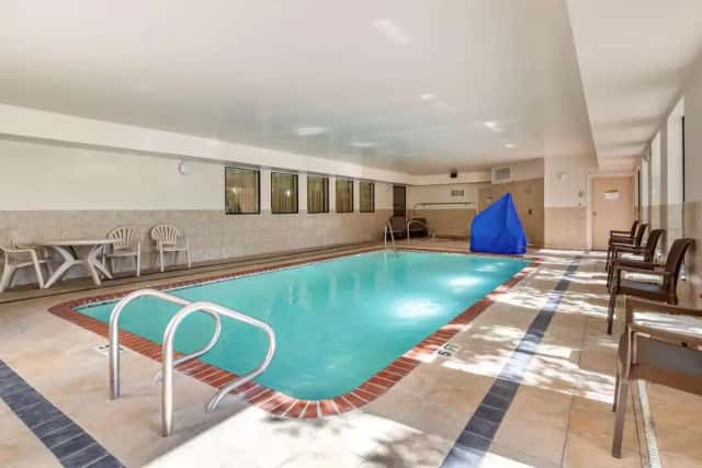 Comfort Suites — guest room