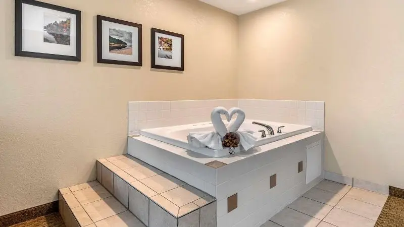 Hotels with jacuzzi in room in Comstock Park