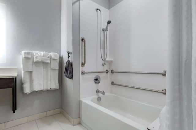 Deep soaking bathtub