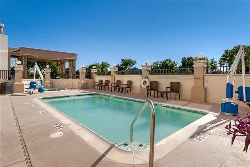 Hotels in La Porte with a jacuzzi in the room