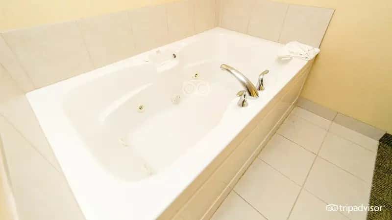 In-room hot tub at Comfort Suites Lake Geneva East in Lake Geneva, WI