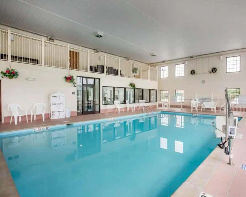 In-room hot tub at Comfort Suites Lebanon in Lebanon, TN