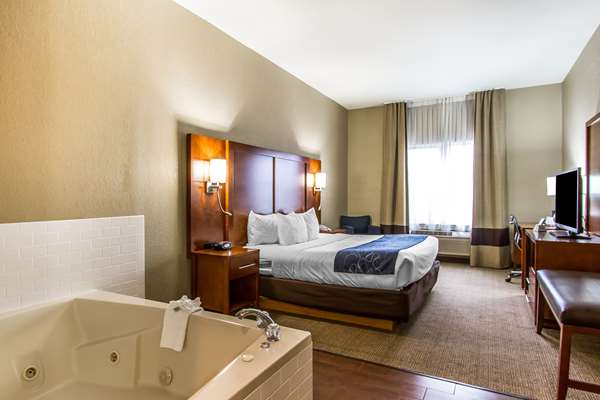 Hotels with jacuzzi in room in Mattoon