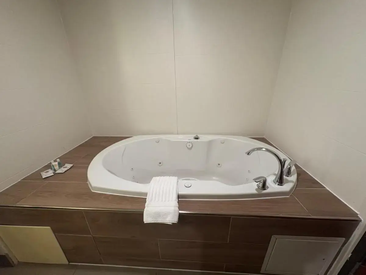 Hotels with jacuzzi in room in Westminster