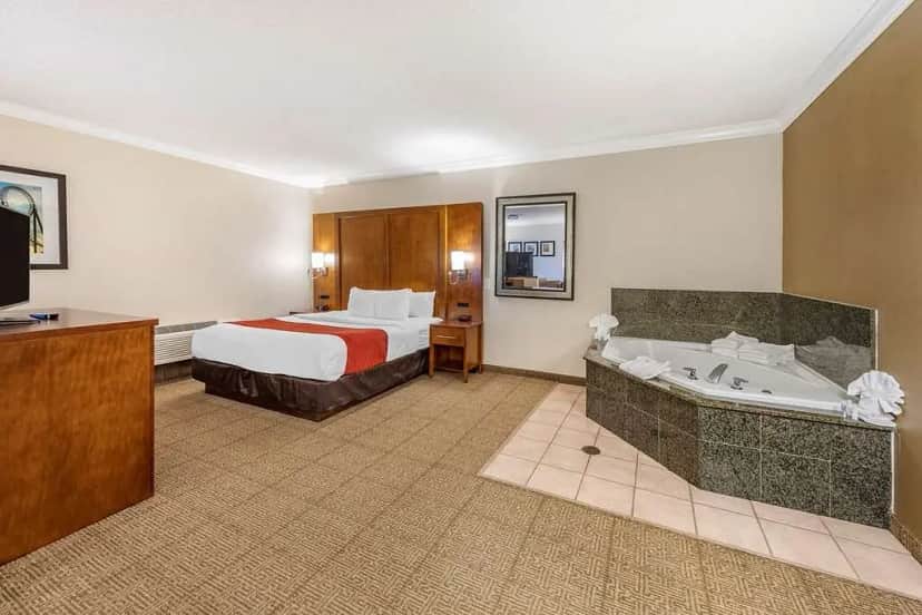 Comfort Suites Near Six Flags Magic Mountain — suite